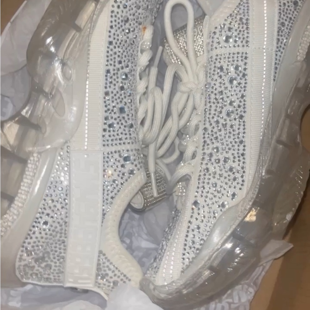 Steve Madden White Silver Sneakers Modern Lightweight Design